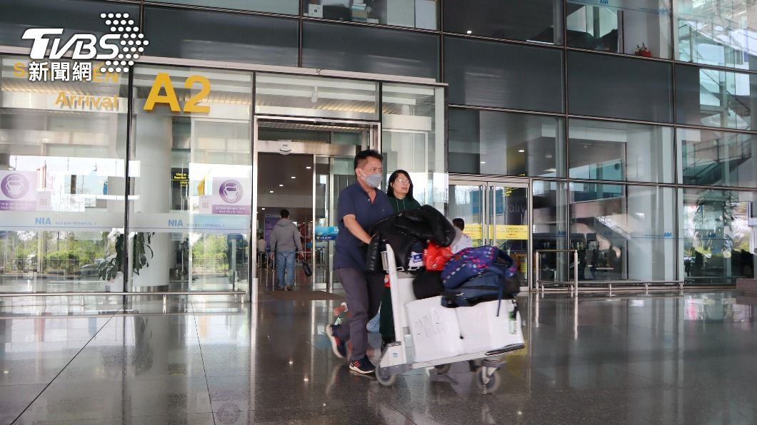 圖為抵達河內內排國際機場的入境旅客。（圖／中央社）