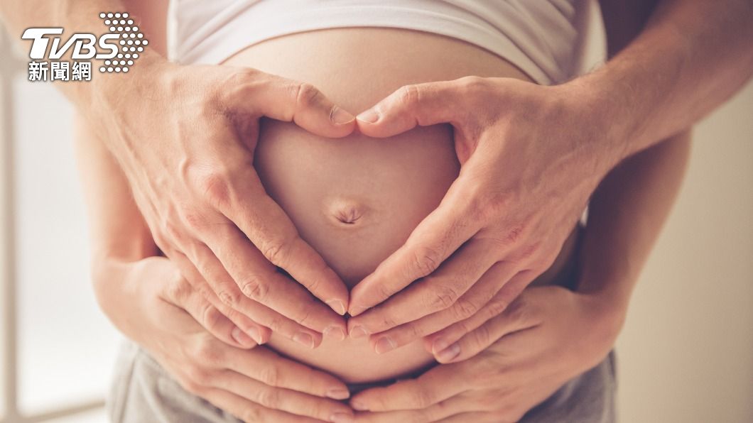 指揮中心表示，懷孕36週以上的確診者較不適合居家照護。 （示意圖／shutterstock 達志影像）