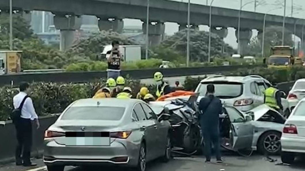 國1台中段發生5車連環撞事故。（圖／翻攝自 台灣車友報料中心）