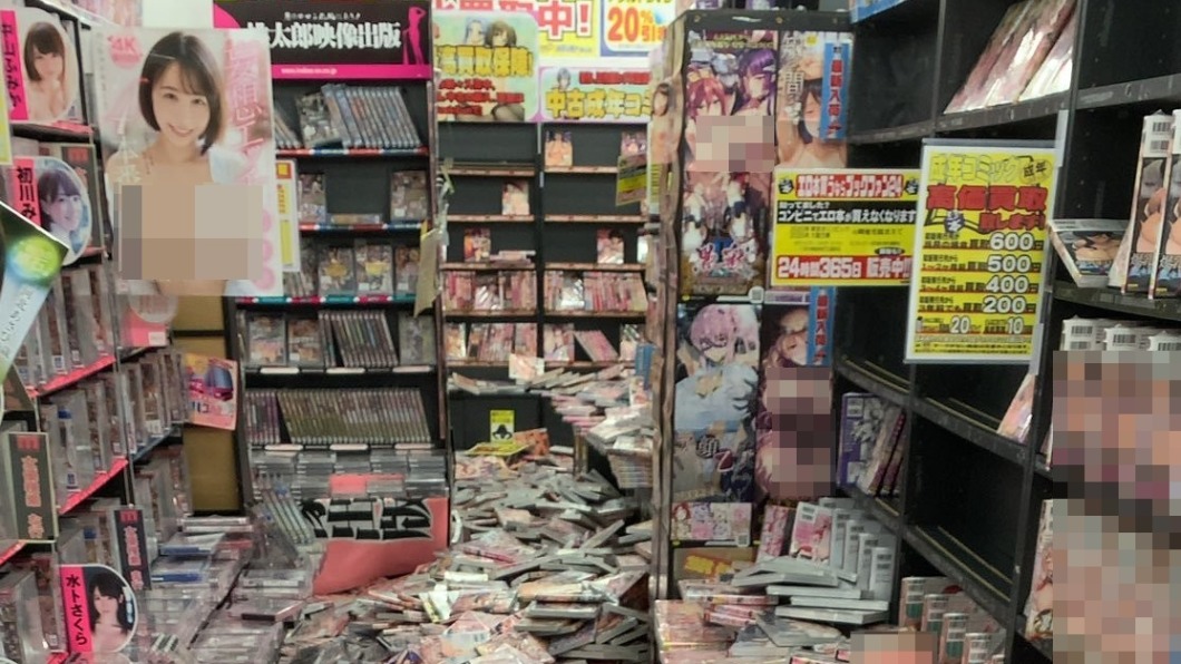 日本7.4強震後，色情雜誌掉落堆滿地。（圖／翻攝自@megamegaverse推特）