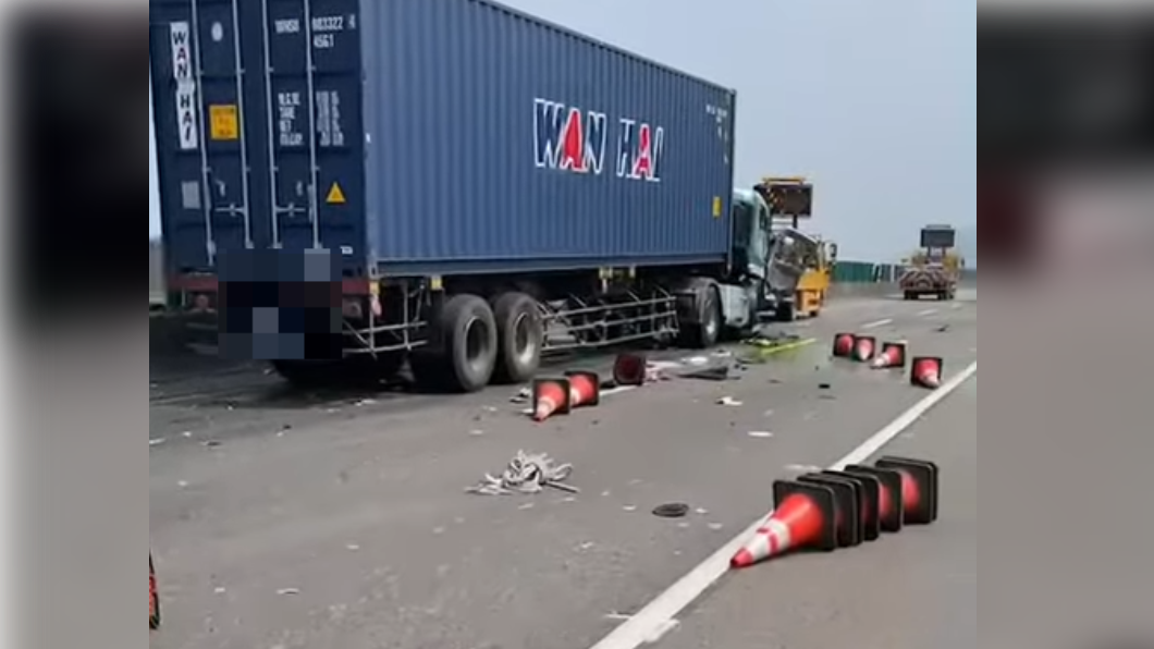 西濱北上路段有一輛貨櫃車撞工程車的事故。（圖／翻攝自 人生經歷慢慢成長）