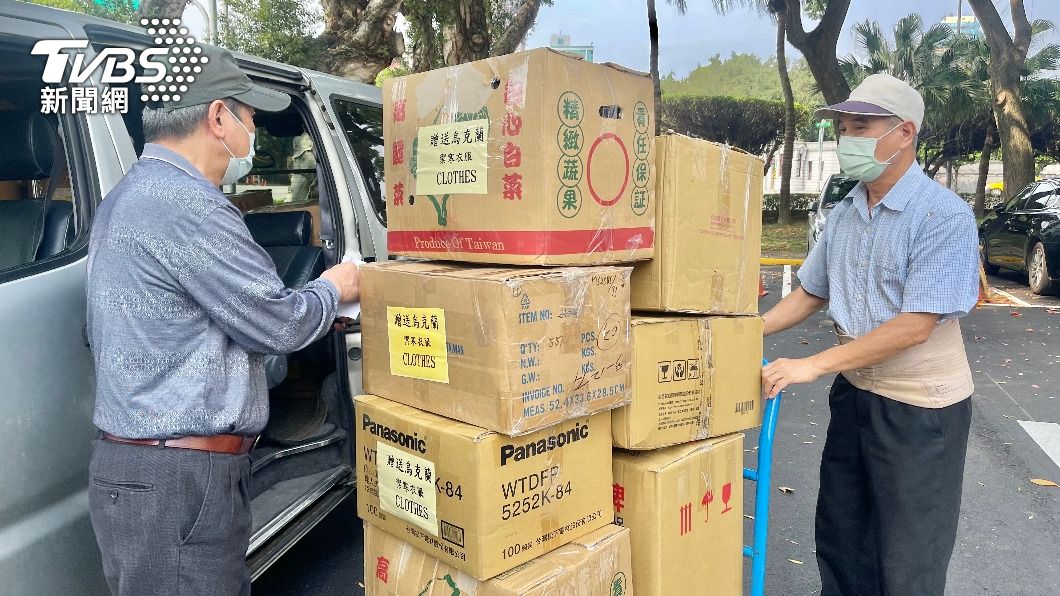 80多歲的退休台商林先生與70多歲小舅子一同從桃園開車北上，將滿滿整車的物資送到外交部。（圖／TVBS）