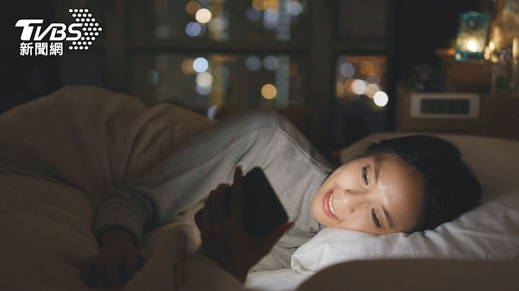睡前滑手機會影響睡眠。（示意圖／shutterstock達志影像）