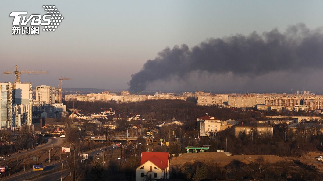 烏克蘭西部一座飛機維修廠遭空襲。（圖／達志影像路透社）