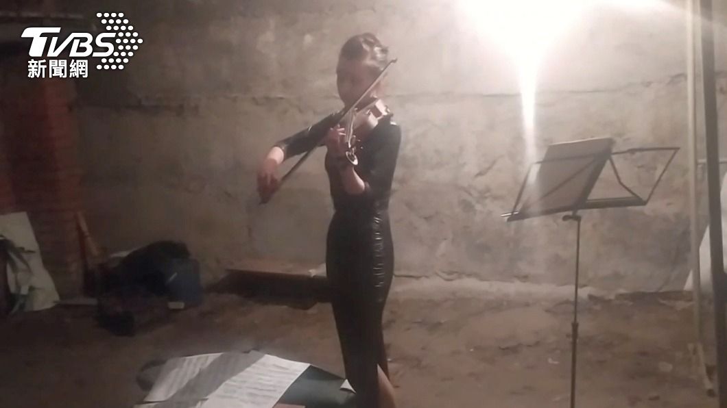Vera Lytovchenko在避難所裡演奏小提琴。（圖／達志影像路透社）
