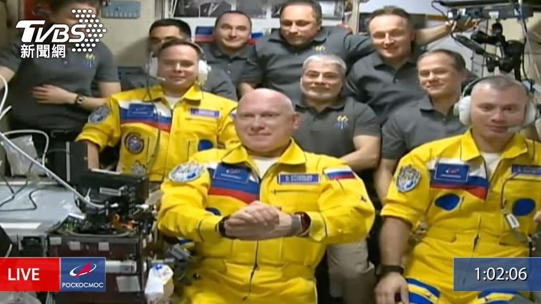 俄羅斯太空人穿著黃色飛行服，上頭還有搭配藍色色塊。（圖／達志影像美聯社）