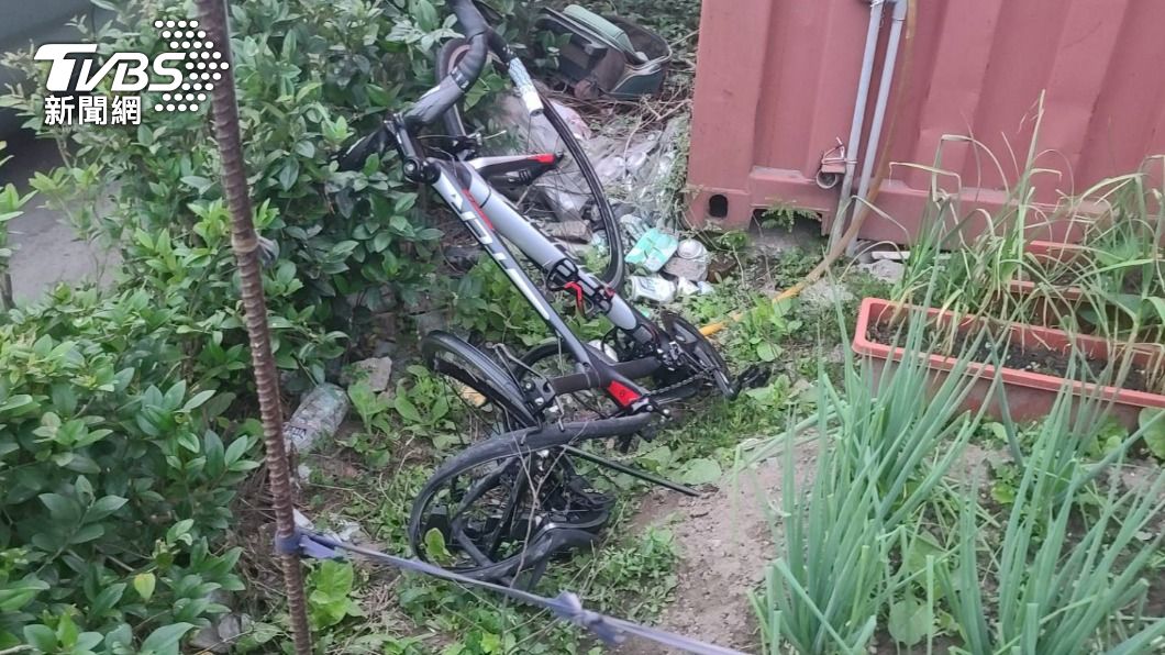 菲籍男子的自行車嚴重毀損。（圖／TVBS）