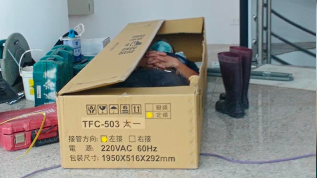 一名工人躺在紙箱裡午休。（圖／翻攝自爆廢公社公開版）