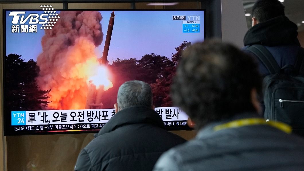 南韓民眾觀看北韓發射火箭砲相關報導。（圖／達志影像美聯社）