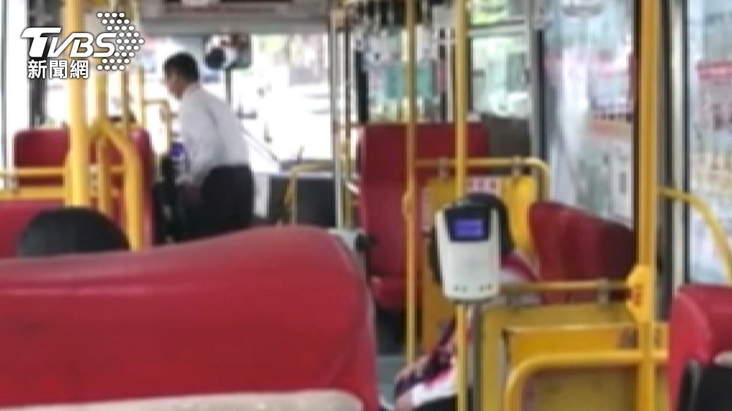 民眾日前搭公車途中，駕駛突然丟下整車乘客下車買便當。（圖／TVBS）