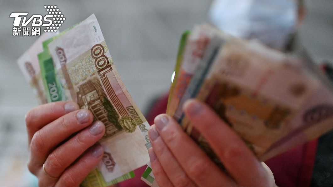 俄民眾爭先恐後領取現鈔，莫斯科市中心有間銀行現鈔已被提領一空。（示意圖／達志影像路透社）