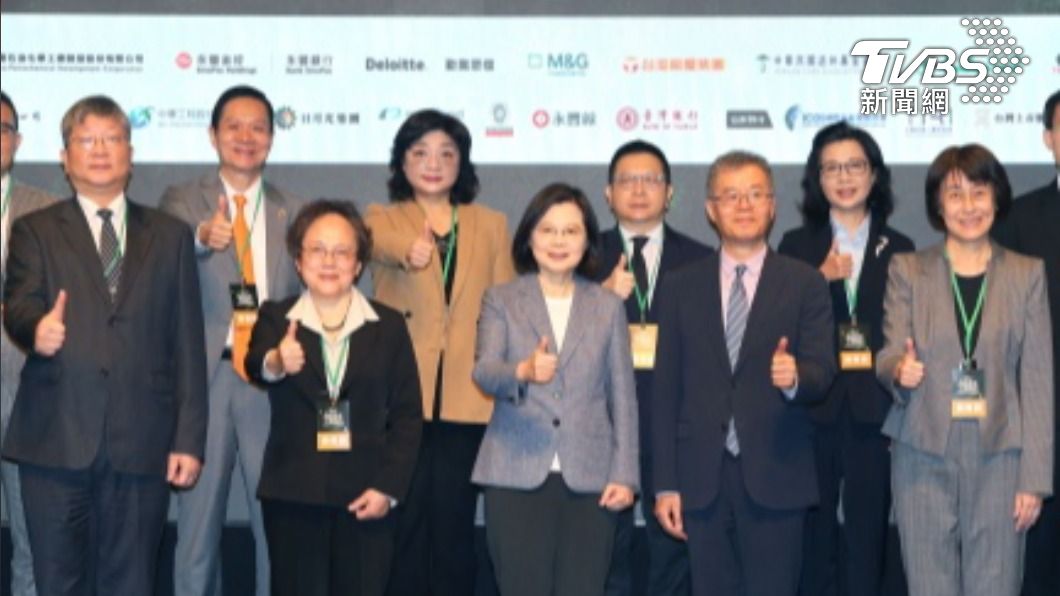 總統蔡英文（前排中）出席ESG永續台灣國際峰會。（圖／中央社）