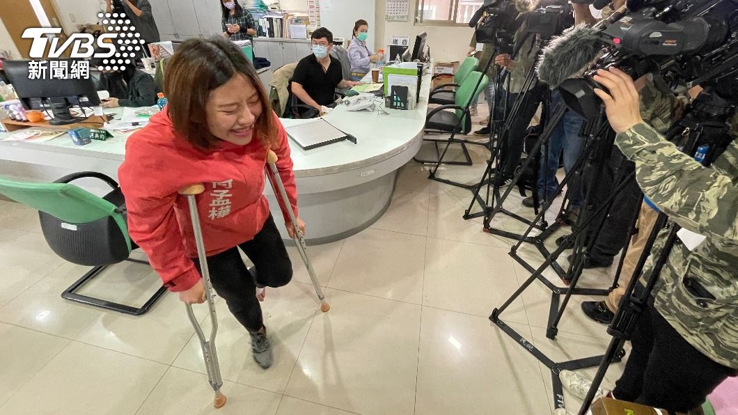民進黨新人何孟樺在跑行程中受傷，今天拄著拐杖參加初選領表。（圖／TVBS）