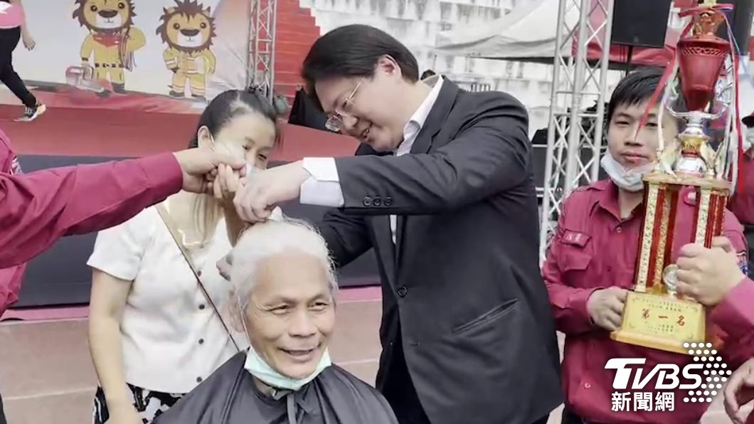 隊員李聰明以剪髮激勵隊員獲獎　最後由市長林右昌剪下第一刀（圖／ＴＶＢＳ）