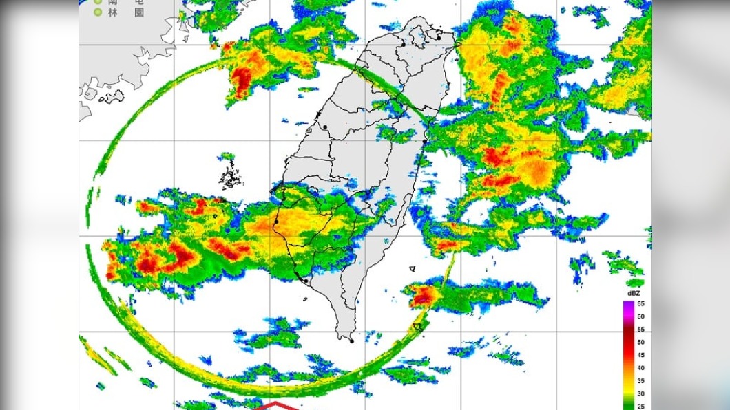 今早氣象局的雷達回波圖驚見神祕圓圈。 （圖／翻攝自鄭明典臉書）