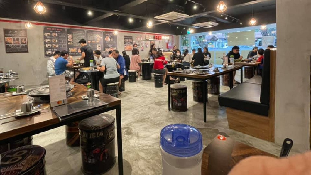 新加坡一間韓式燒烤店日前發生一對男女吃霸王餐事件。（圖／翻攝自Pa Bul Lo Korean BBQ臉書粉專）
