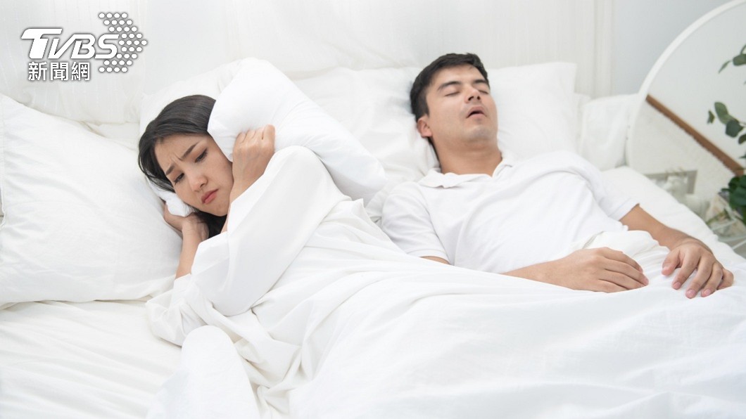 許多夫妻同房睡覺最怕遇到的就是其中一方會打呼。（示意圖／shutterstock達志影像）