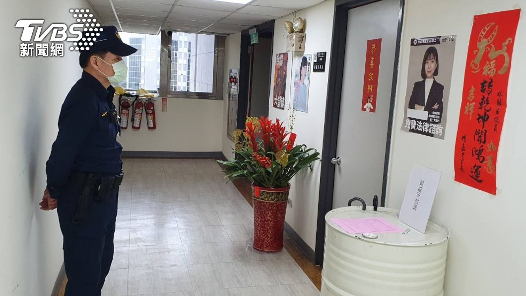 林穎孟辦公室遭搜查，議會駐衛警在辦公室外駐守。（圖／TVBS）