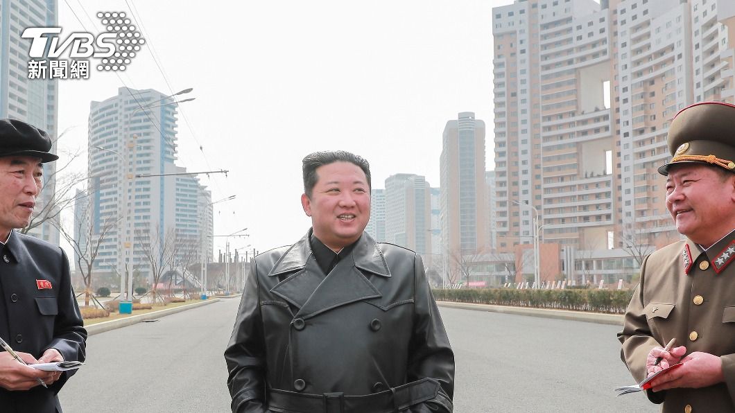 金正恩於16日視察北韓松新、松花地區即將完工的1萬戶住宅建設專案。（圖／達志影像路透社）