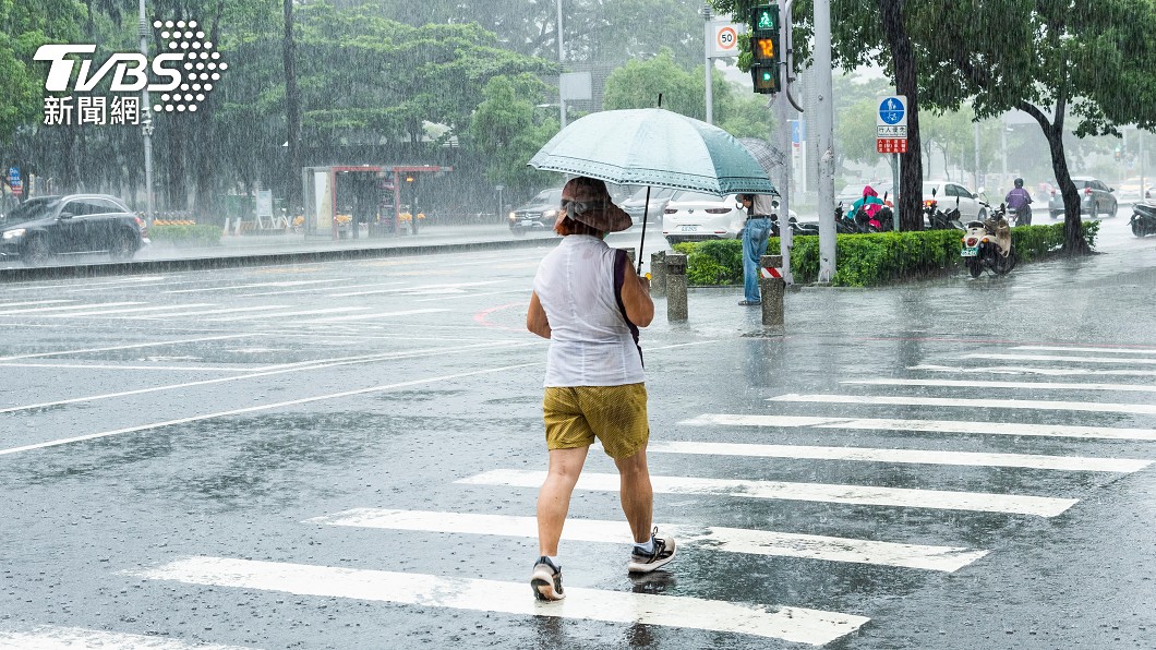 今晚至明日台灣附近水氣明顯增加。（示意圖／shutterstock達志影像）