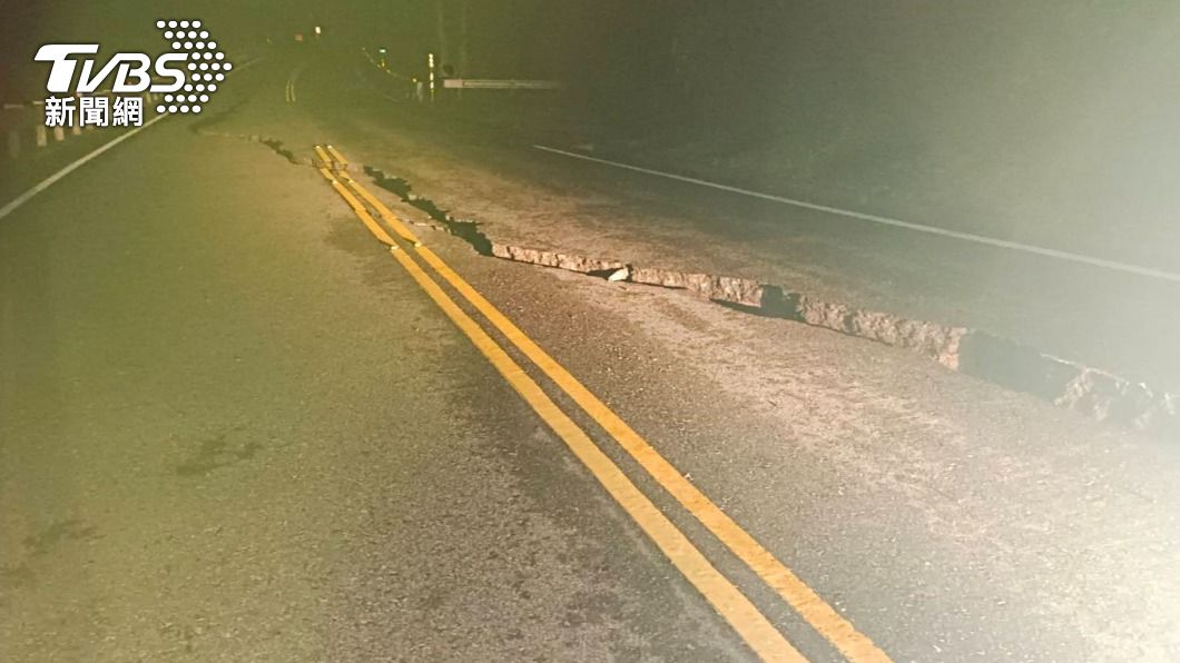 深夜規模6.6強震，花東地區出現路面龜裂、橋面震垮等事故。（圖／TVBS）