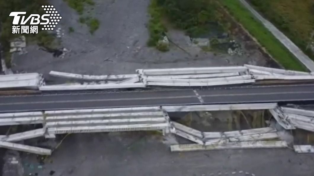 強震導致花蓮玉里鎮玉興橋橋面斷裂。（圖／TVBS）
