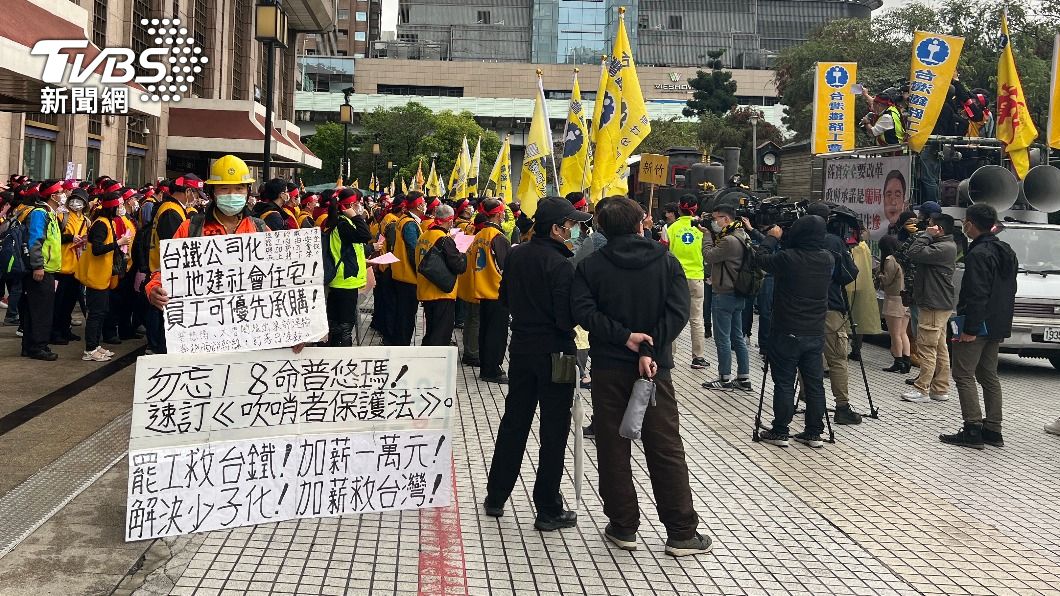 企業工會今（23）衝立法院抗議要求退回草案。（圖／TVBS）