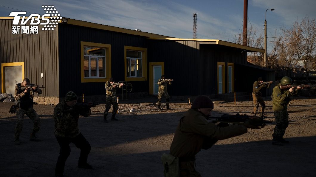 烏克蘭軍人奪回基輔外圍城鎮。（圖／達志影像美聯社）