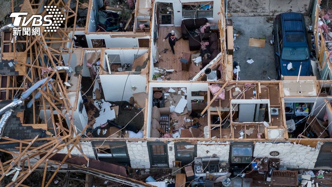 美國南部遭到龍捲風襲擊，造成大量建築物受損。（圖／達志影像路透社）