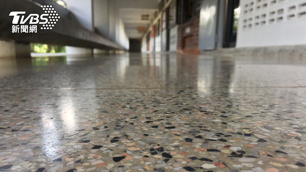 學校、老家等地，經常可見「磨石子地板」。（示意圖／shutterstock達志影像）