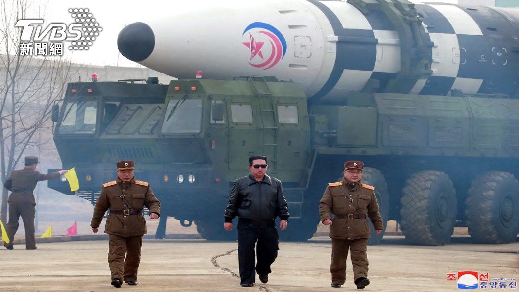 金正恩全程督導北韓試射洲際飛彈。（圖／路透社）