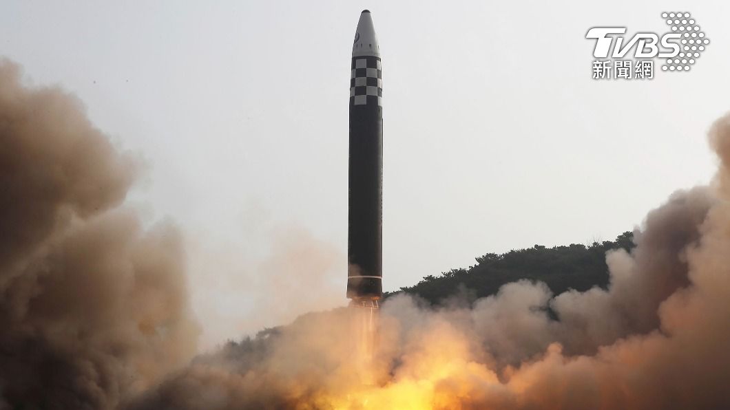 北韓昨天向東部海域發射一枚長程飛彈，為火星-17飛彈。（圖／達志影像美聯社）