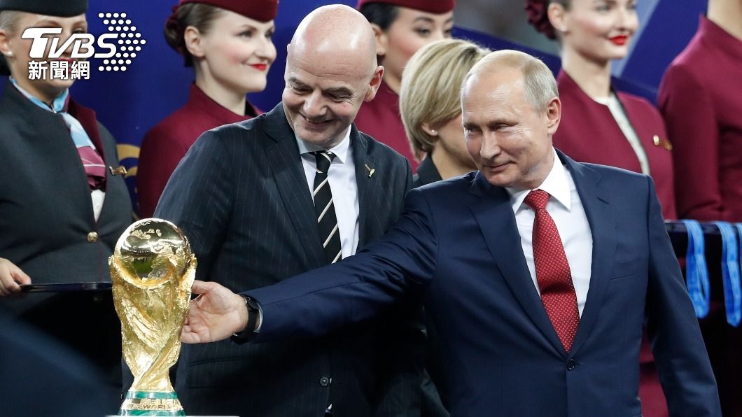 烏克蘭能否在6月前往蘇格蘭參賽，可能要靠FIFA當初不顧歐美杯葛、堅持讓俄羅斯主辦2018年世界盃的交情。圖為FIFA主席Gianni Infantino(左)與俄羅斯總統普欽。(圖／達志影像資料照)