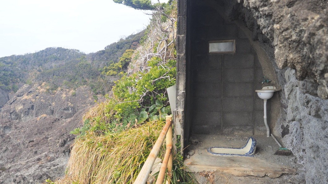 懸崖邊驚見一座「神秘廁所」。（圖／翻攝自推特@aosuke32）