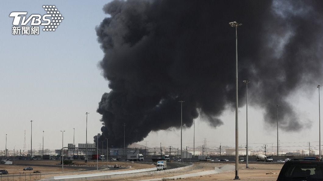 葉門叛軍對沙烏地阿拉伯港口吉達的石油設施發動攻擊。（圖／達志影像路透社）