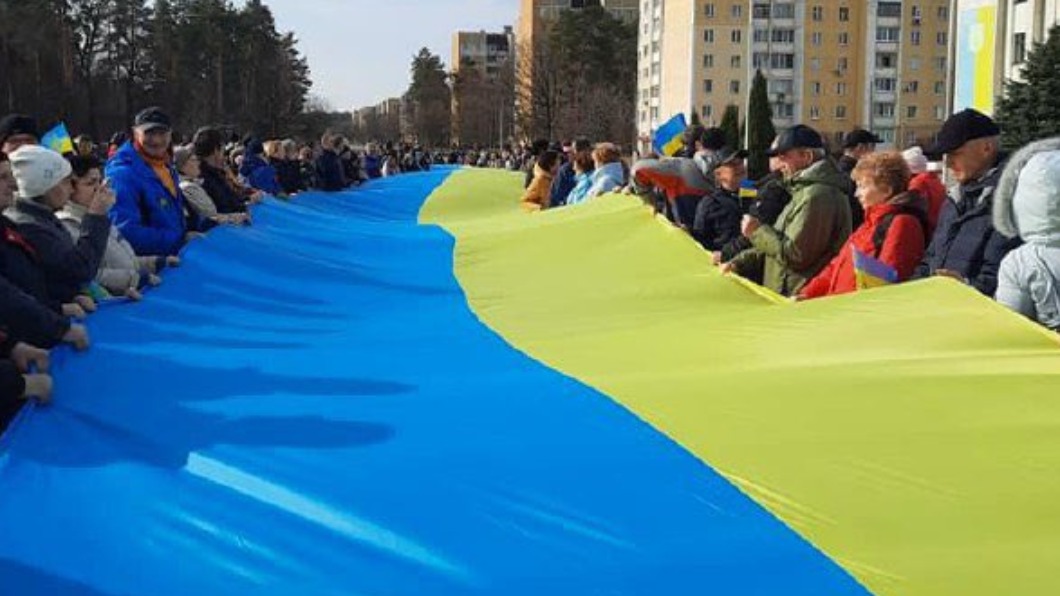 拉夫蒂奇民眾拉著大幅烏克蘭國旗走上街頭。（圖／翻攝自War In Ukraine 推特 @WarInUkraine22）