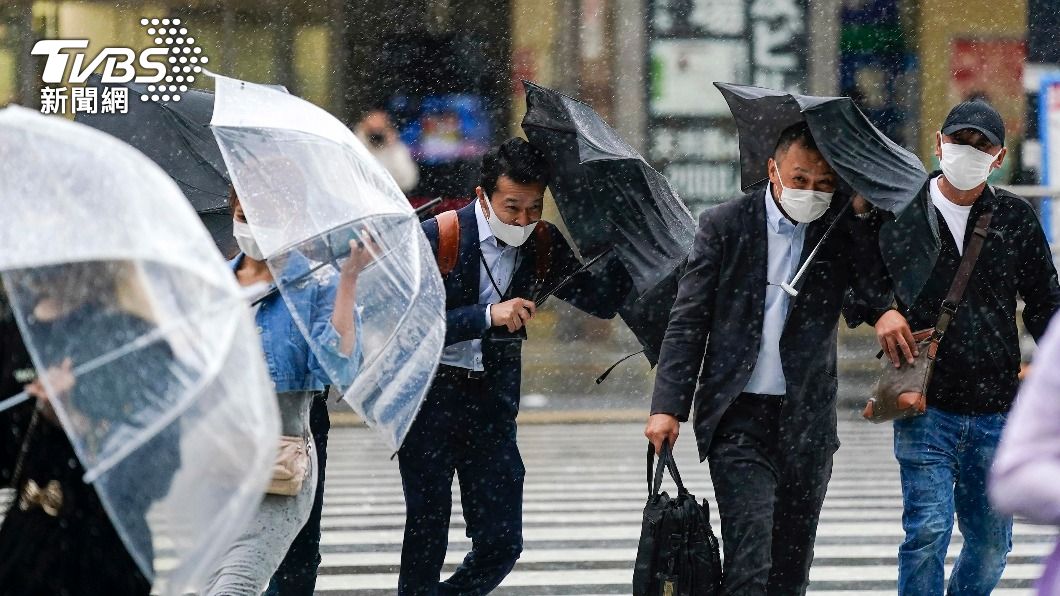日本受低氣壓和鋒面影響，各地出現狂風暴雨。（圖／歐新社達志影像）