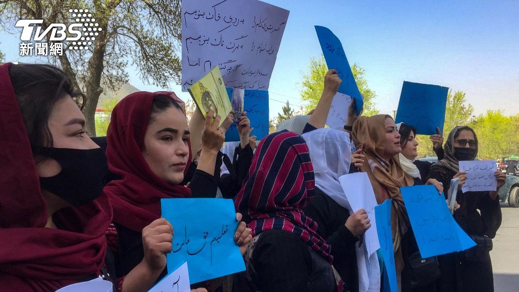 阿富汗女高中生走上街頭抗議塔利班破壞承諾。（圖／達志影像歐新社）