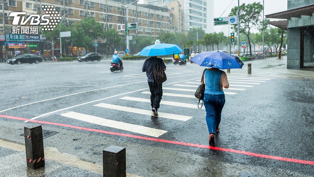 受東北季風及華南雲雨區影響，氣象局晚間發布大雨特報。（示意圖／shutterstock達志影像）