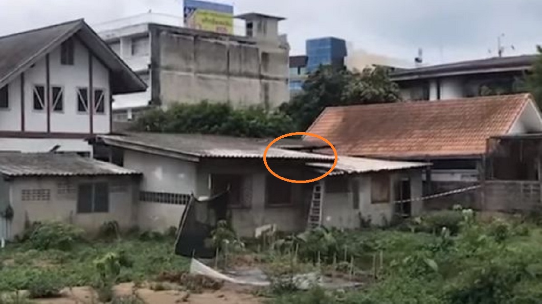 泰國一名退休律師日前修理自家屋頂時不慎摔落地面慘死。（圖／翻攝自泰國網微博）