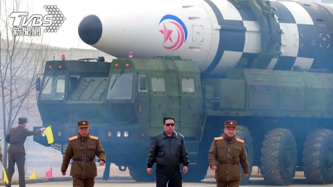 北韓於24日試射有怪物飛彈之稱的「火星17」洲際彈道飛彈。（圖／達志影像美聯社）