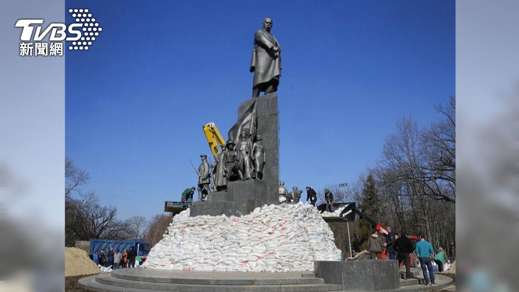烏克蘭民眾堆沙包保護民族詩人謝甫琴科的雕像。（圖／達志影像美聯社）