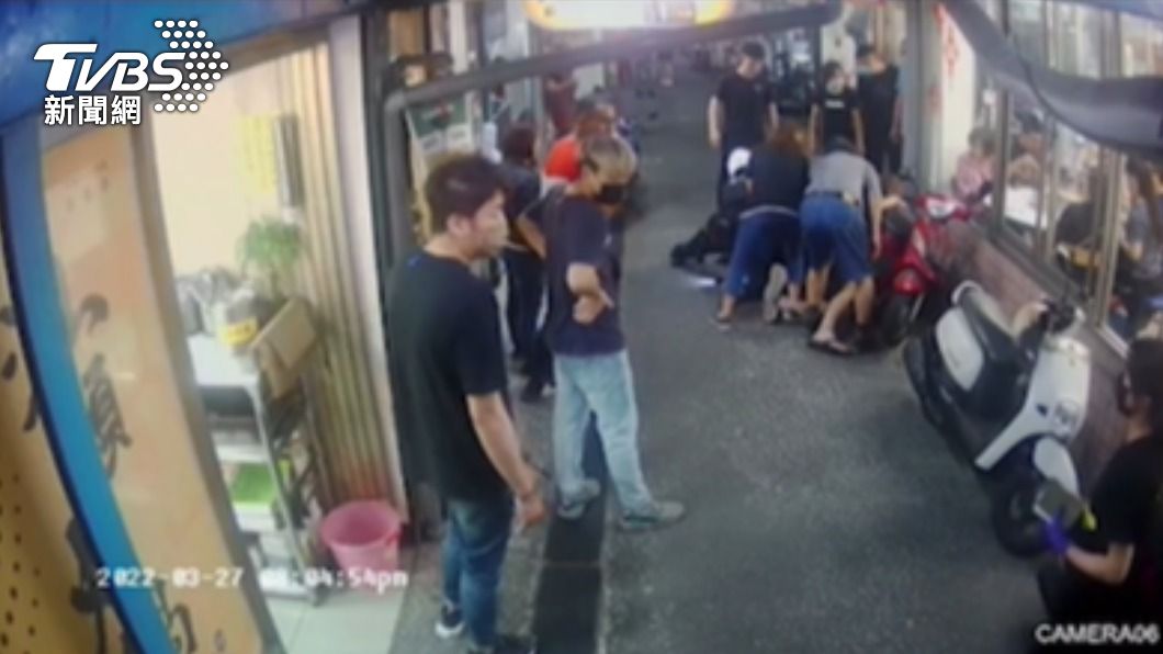 屏東夜市警匪追逐，民眾幫壓制壯碩嫌。（圖／TVBS）