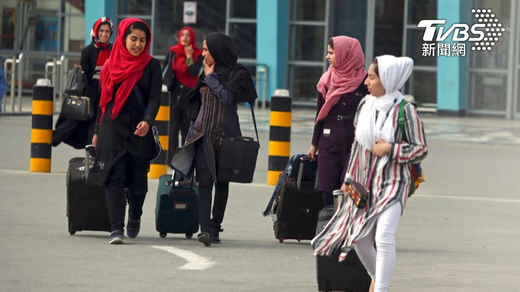 塔利班下令阿富汗境內航空業者不得讓女性在沒有男性親屬陪同下搭乘飛機。（圖／達志影像美聯社）