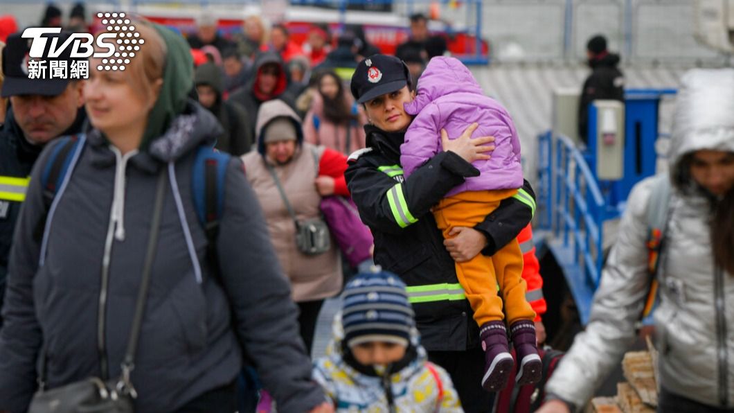 聯合國數據顯示，已逃出國境的烏克蘭人中約9成是女性和孩童。（圖／達志影像美聯社）