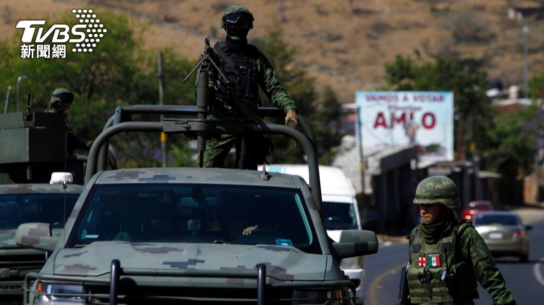 墨西哥安全部隊前往槍擊現場。（圖／達志影像美聯社）