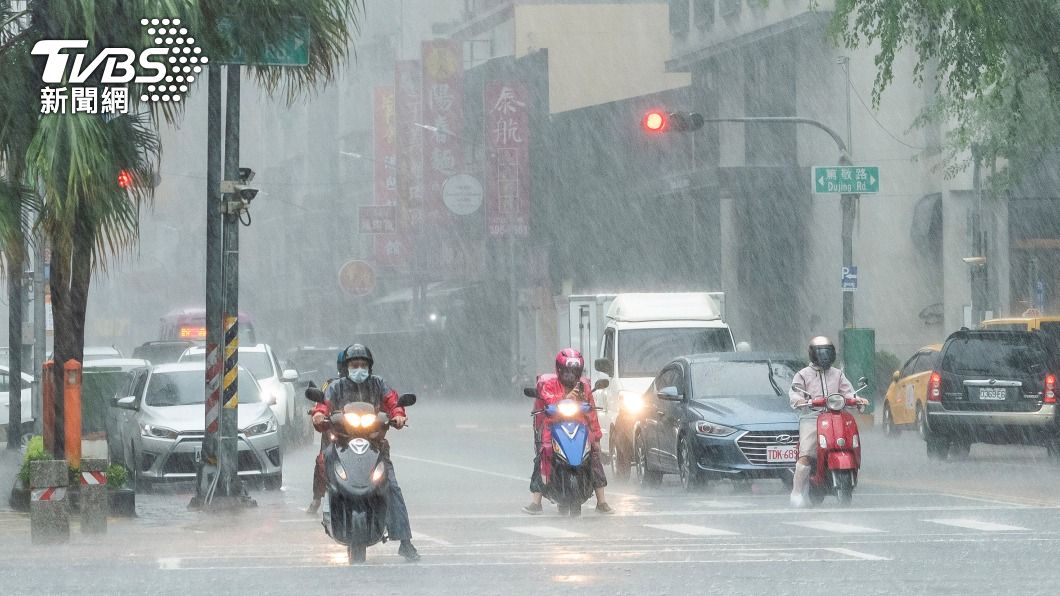 週三前，台灣午後仍可能有降雨發生。（示意圖／shutterstock達志影像） 出門帶傘！西南風影響　午後降雨將炸到這天