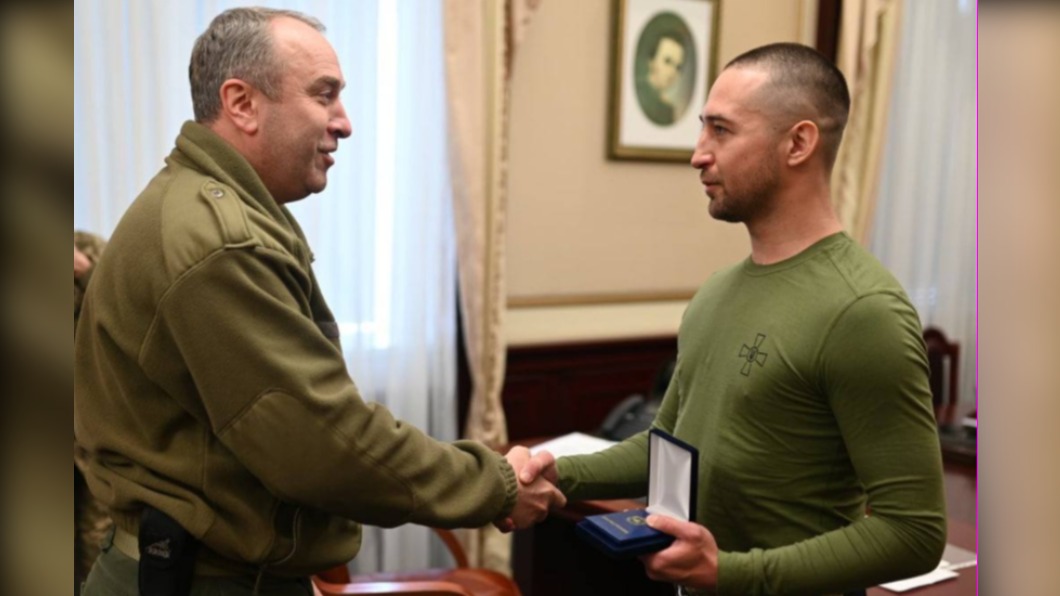 蛇島英雄（右）賀理柏夫（Roman Hrybov）怒嗆俄軍「去你X的」。（圖／翻攝自推特）