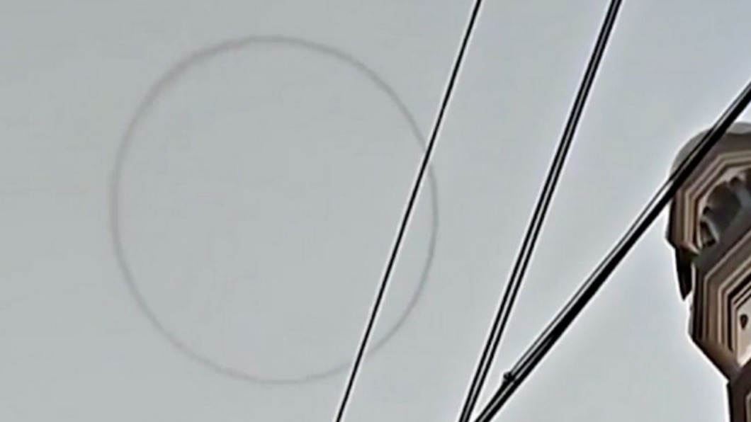 印度德里市上空出現巨大圓環。（圖／翻攝自推特）
