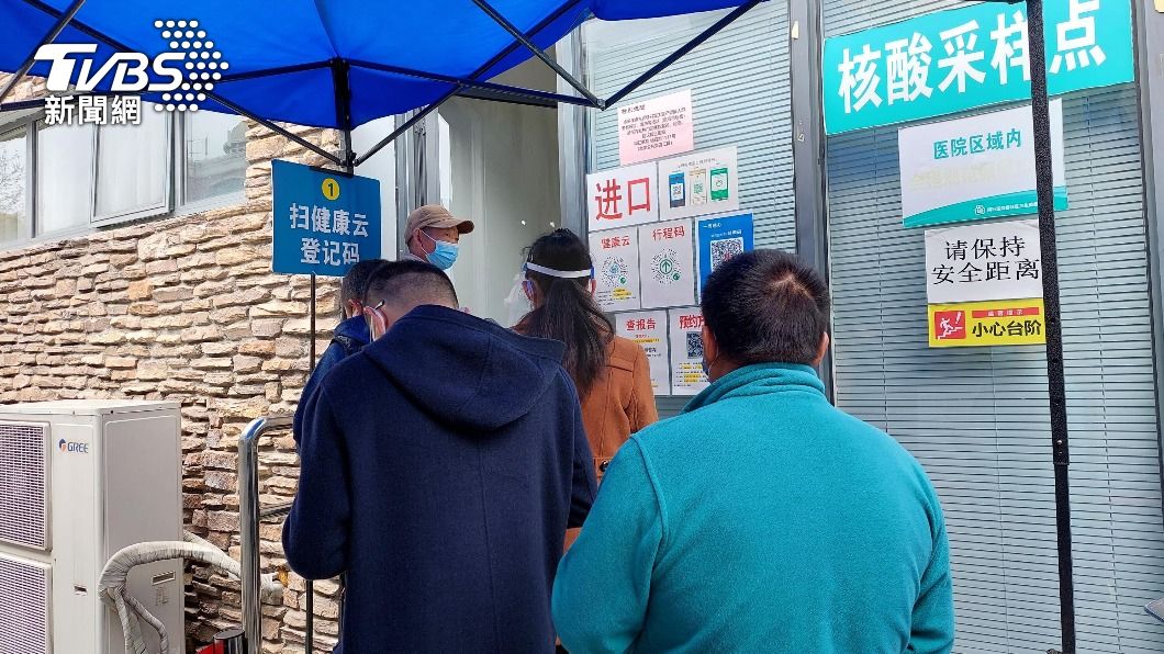 上海非封控區居民進行核酸檢測。（圖／達志影像美聯社）